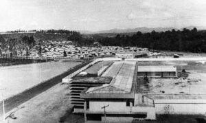 Vista antiga do colégio, em preto e branco
